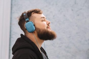Guía para comprar la mejor recortadora de barba en 2020 imagen 14 chico con barba feliz