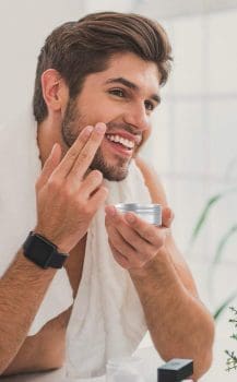 chico hidratando su barba