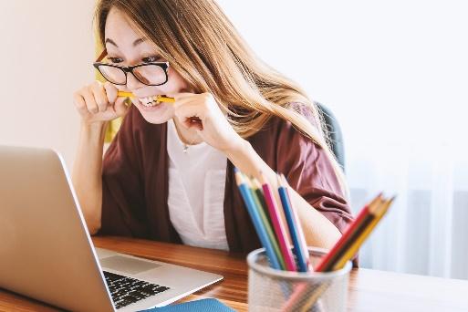 Las mejores sartenes de titanio del 2019 imagen 1 mujer buscando las mejores sartenes de titanio saludables