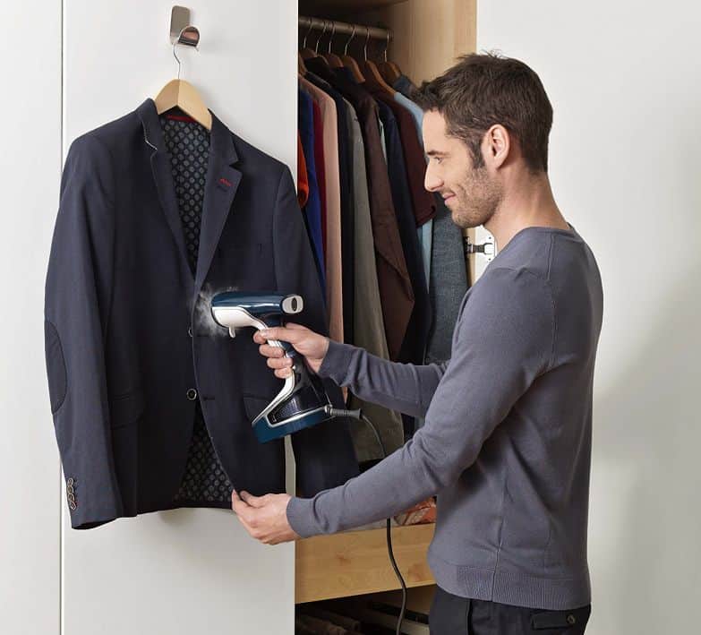 Trucos para planchar la ropa mejor y ahorrar tiempo imagen 2 hombre planchando con los trucos para planchar la ropa