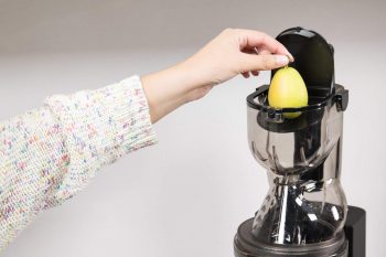 Las mejores licuadoras baratas para hacer zumo en el 2020 imagen 24 echando una pera entera en la licuadora