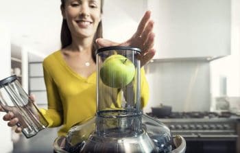 Las mejores licuadoras baratas para hacer zumo en el 2020 imagen 6 mujer echando fruta en la licuadora