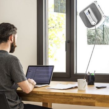 Guia para comprar el mejor robot limpiacristales en 2019 imagen 27 robot limpiacristales limpiando ventana con un chico