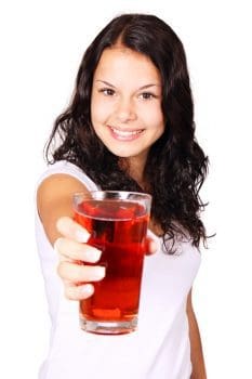 Comparativa de las mejores licuadoras Philips en el 2019 imagen 15 chica con zumo de sandia y frutos rojos