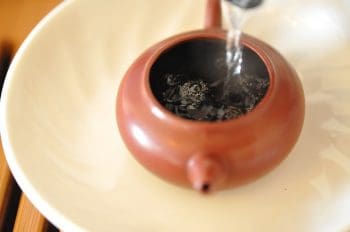 Guía para comprar el mejor hervidor de agua eléctrico en 2021 imagen 14 echando agua hirviendo al te chino