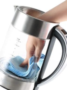 Guía para comprar el mejor hervidor de agua eléctrico en 2021 imagen 24 limpieza de un hervidor de agua con un paño