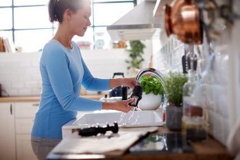 Comparativa de las mejores licuadoras Philips en el 2019 imagen 5 mujer lavando a manos piezas de la licuadora