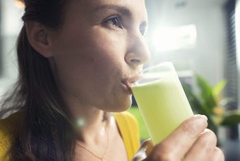 Comparativa de las mejores licuadoras Philips en el 2019 imagen 17 mujer tomando zumo verde de licuadora