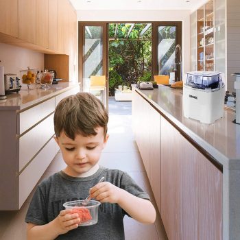 Guía de las mejores heladeras caseras de 2019 imagen 6 niño comiendo helado hecho con máquina de helados casero