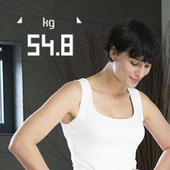Guía de las mejores básculas de baño del 2021 imagen 16 midiendo peso