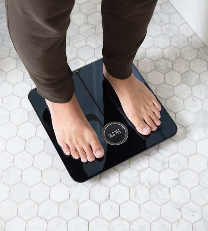 Guía de las mejores básculas de baño del 2021 imagen 20 pies encima de una bascula inteligente