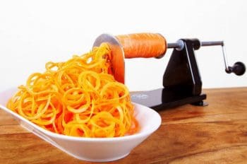 Encuentra el mejor cortador de verduras espiralizador para realzar tus platos imagen 36 cortador de zanahoria de manivela
