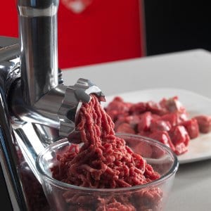 Picadoras de carne: ¿Cuál comprar en el 2021? imagen 1 ternera en la trituradora
