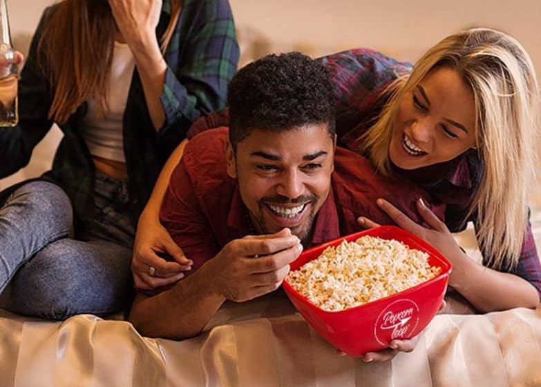 noche divertida con amigos y bol de palomitas