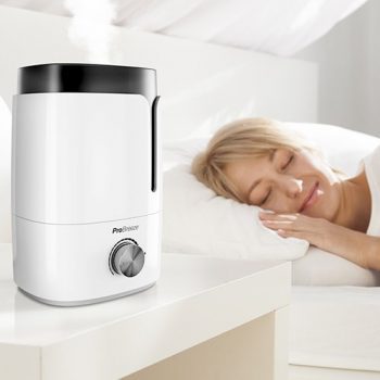 mujer con humidificador ultrasonico