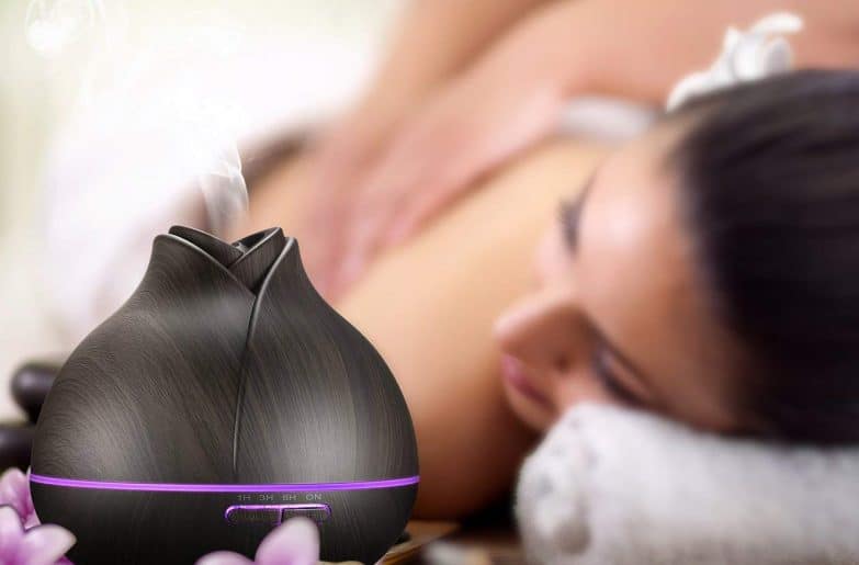 mujer descansando con humidificador en funcionamiento