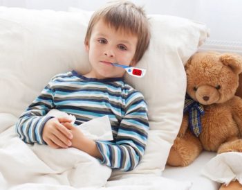 alarma de fiebre con un termometro en un niño