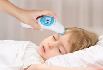 Guía de los mejores termómetros digitales en 2019 imagen 41 usando termometro digital en la frente de un niño