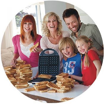 familia haciendo waffles