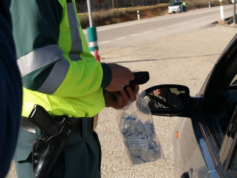 guardia con alcoholimetro