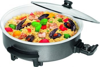 paella casera hecha en una sarten electrica