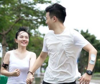Los mejores masajeadores cervicales del 2020 imagen 30 pareja-usando-masajeador-de-xiaomi-en-los-brazos