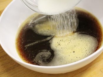 echando azucar al cafe