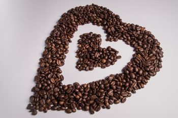 granos de cafe formando un corazon