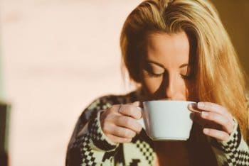 mujer tomando taza de cafe