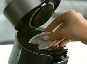 preparando un cafe de capsula
