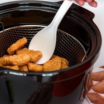 Las mejores freidoras sin aceite para una alimentación sana imagen 5 cocinando en la freidora sin aceite