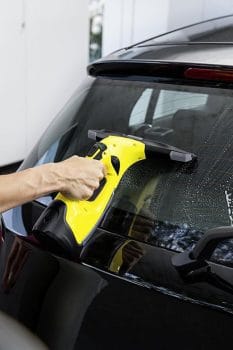 limpieza de las ventanas del coche
