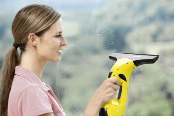 mujer limpiando ventanales