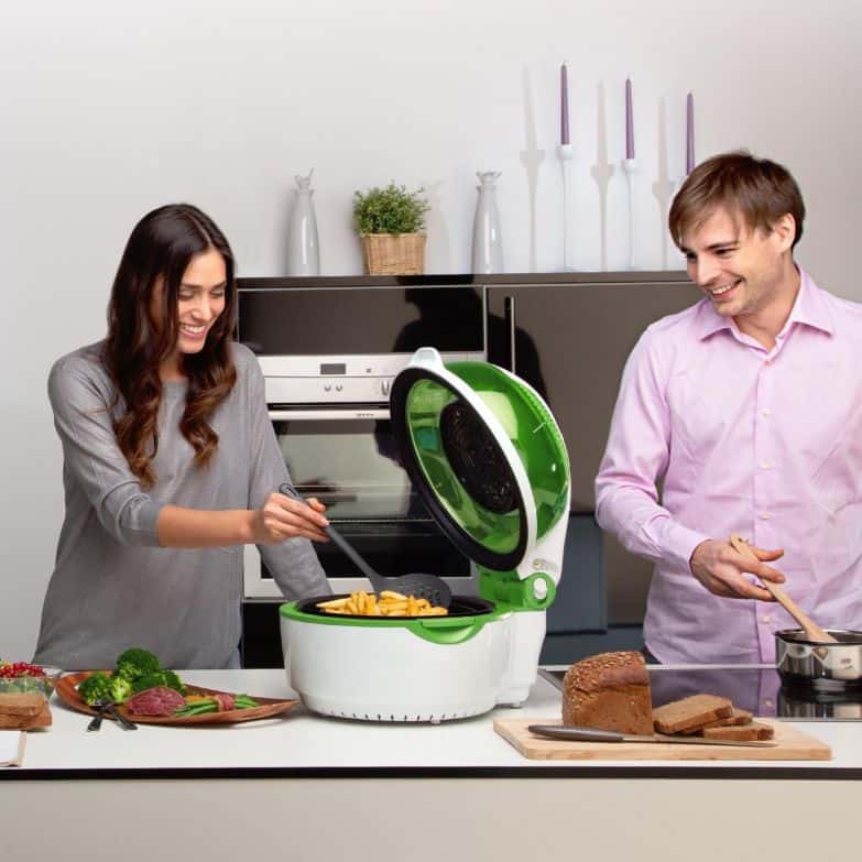Las mejores freidoras sin aceite para una alimentación sana imagen 10 pareja preparando la comida con freidora sin aceite