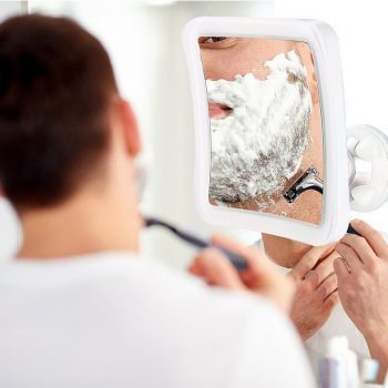 chico afeitandose delante de un espejo con luz