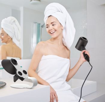 Selección de los mejores secadores de pelo del 2020 imagen 18 mujer con secador de pelo dyson en el baño