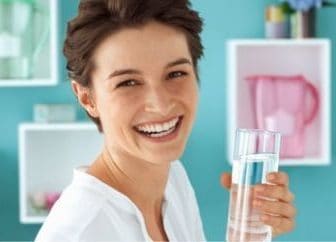 mujer bebiendo agua feliz