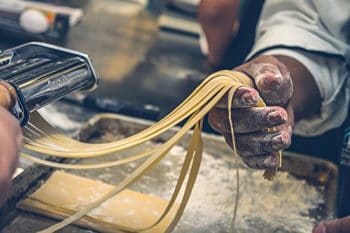 haciendo pasta fresca