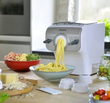 máquina de hacer pasta automatica en una cocina grande