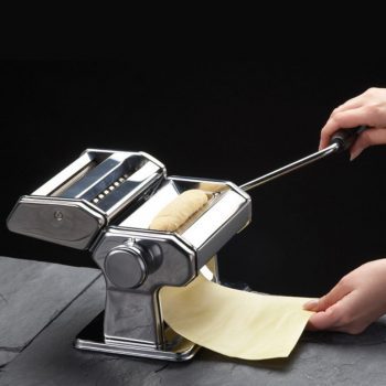 maquina de hacer pasta aplanando lamina de masa