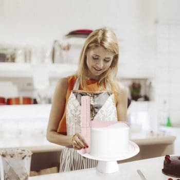 mujer acabando de hacer una tarta con un raspador