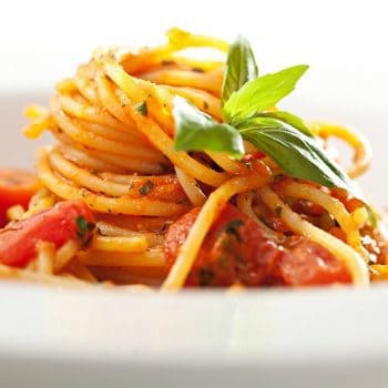 plato de porcion pequeña de espaguetis