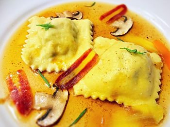 plato de raviolis