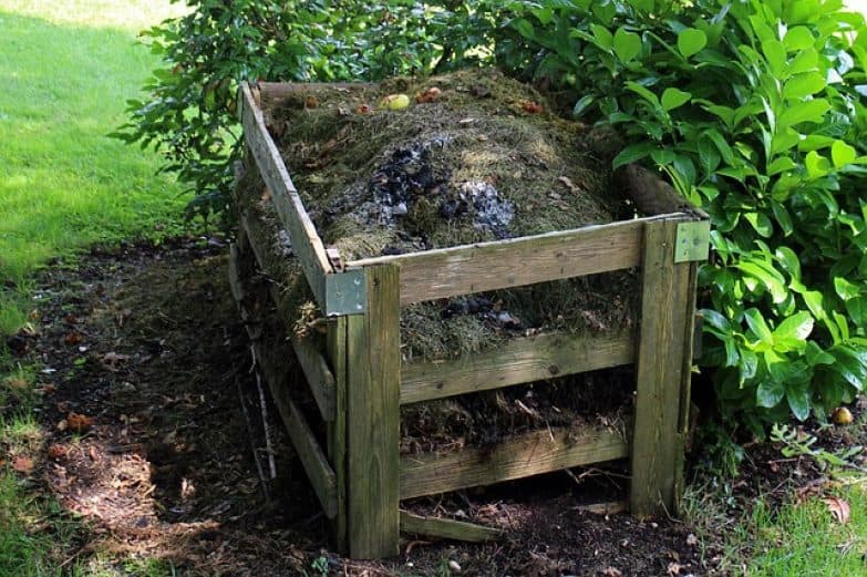 Qué es el compost y cómo se hace una composta casera imagen 7 composta en una caja de madera