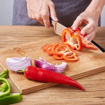 cortando verdura con cuchillo