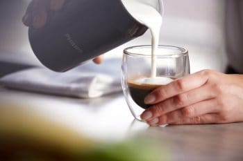 echando espuma en una taza de cafe