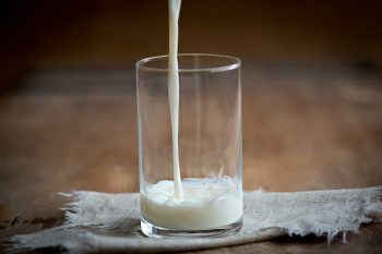 Qué espumador de leche comprar en 2021 imagen 16 leche echandose en un vaso