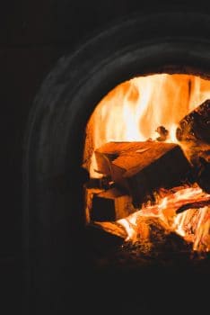 Qué estufas de pellets comprar en 2020 imagen 1 madera ardiendo en la chimenea