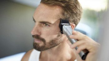 hombre usando una longitud de corte en recortadora