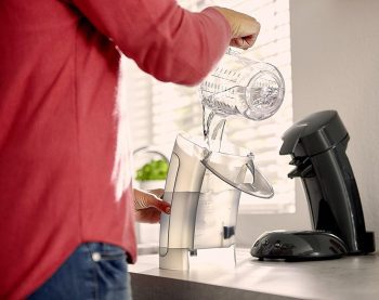 Cafeteras Senseo: Guía para comprar la mejor del 2020 imagen 20 mujer llenando el deposito de agua de cafetera
